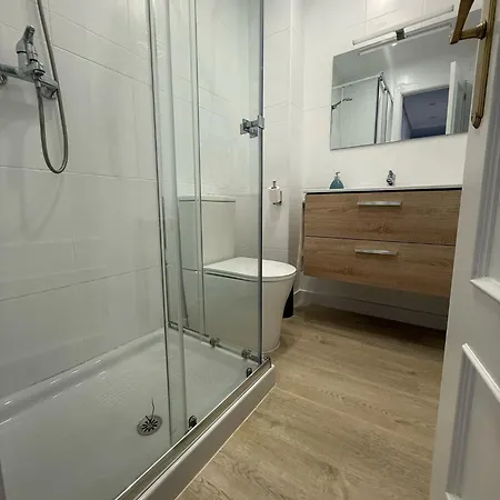 Junto A La Real Y Antigua En